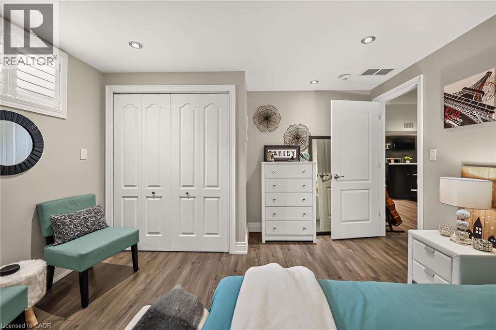 8165 Twenty Road E, Hamilton, ON - Indoor Photo Showing Bedroom