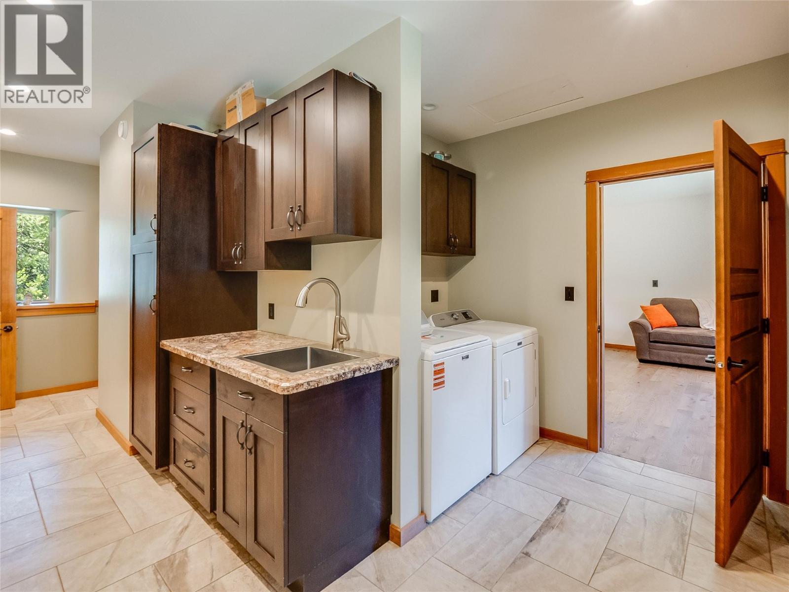 Laundry on main Floor - 3781 Pass Creek Road, Crescent Valley, BC