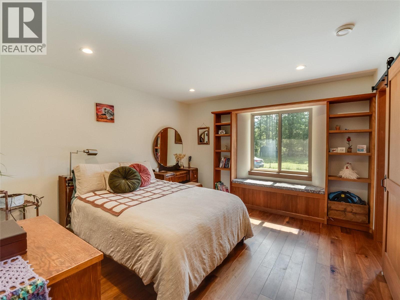 Primary Bedroom on main floor - 3781 Pass Creek Road, Crescent Valley, BC