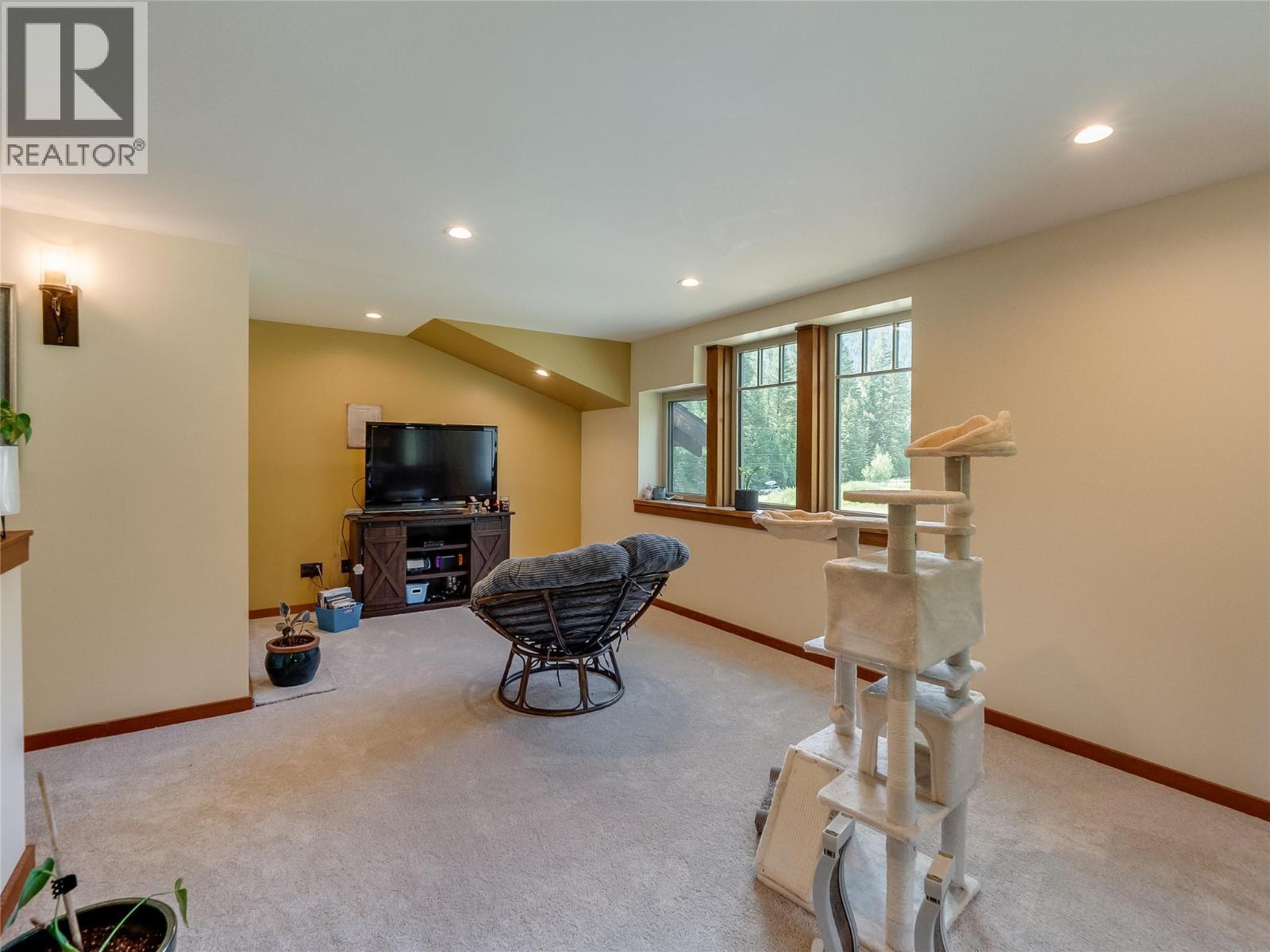 Great room upstairs - 3781 Pass Creek Road, Crescent Valley, BC
