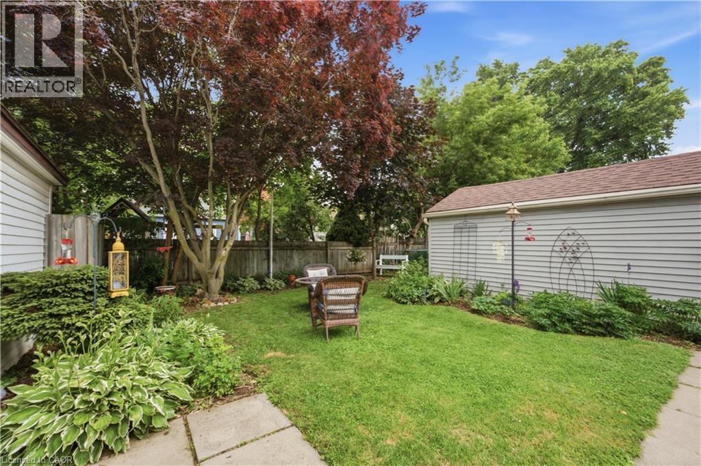 Manicured lawn area with mature trees and established perimeter landscaping - 81 Vale Avenue, St. Catharines, ON