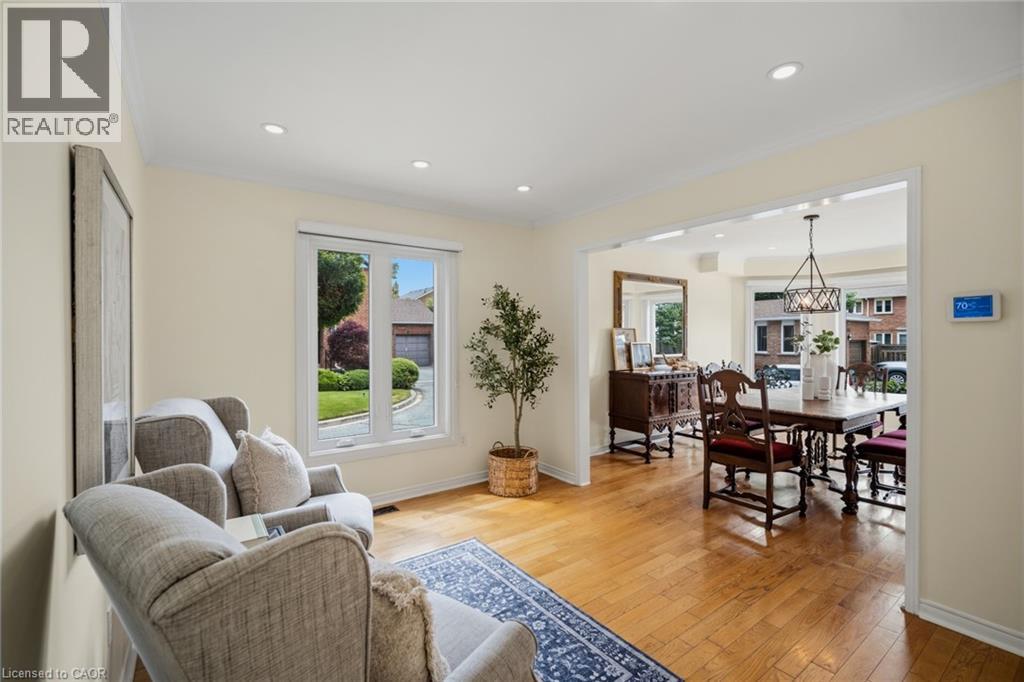 6144 Tenth Line W, Mississauga, ON - Indoor Photo Showing Living Room