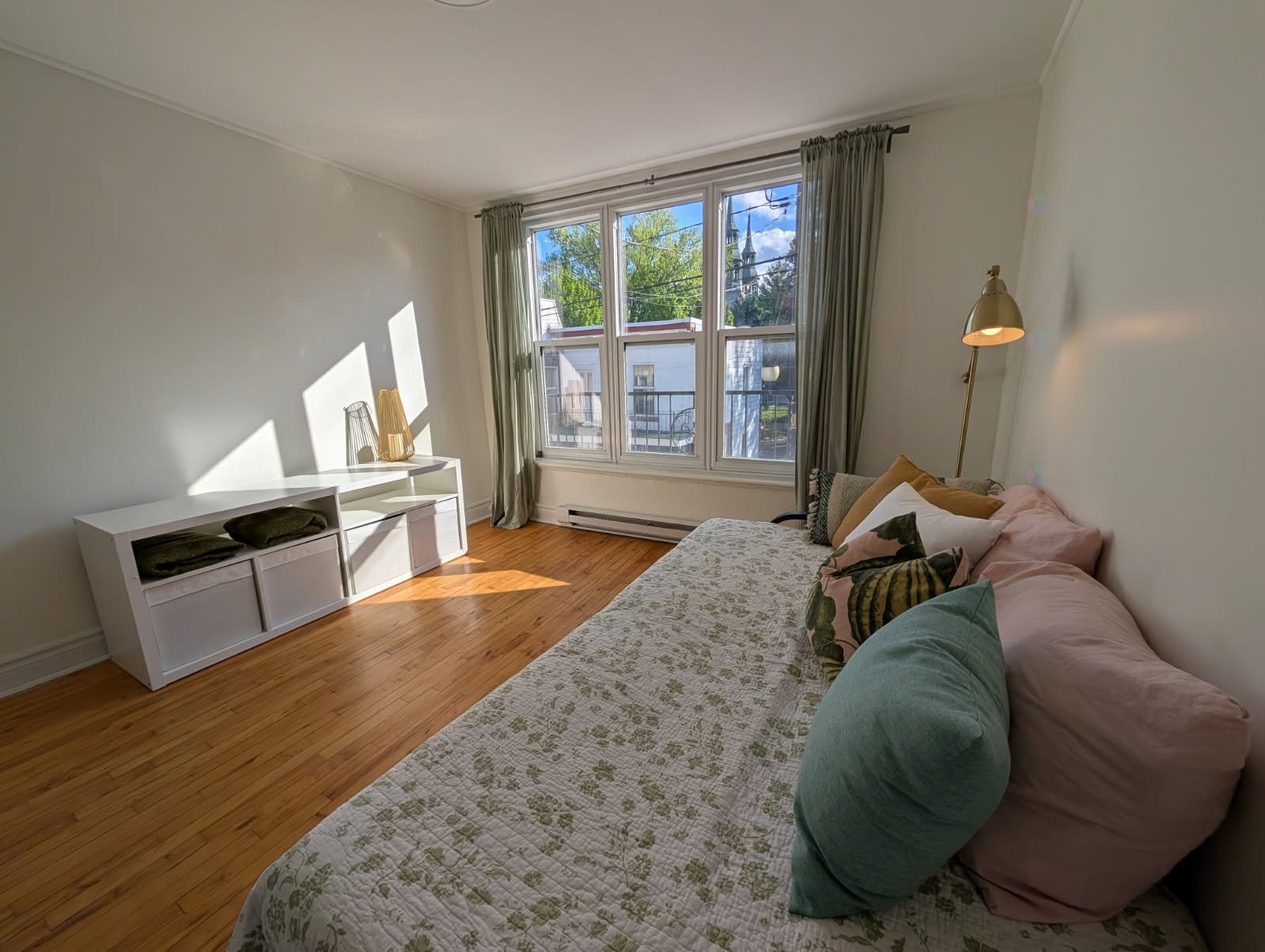 Salon - 157 - 159 Rue Notre-Dame, L'Assomption, QC