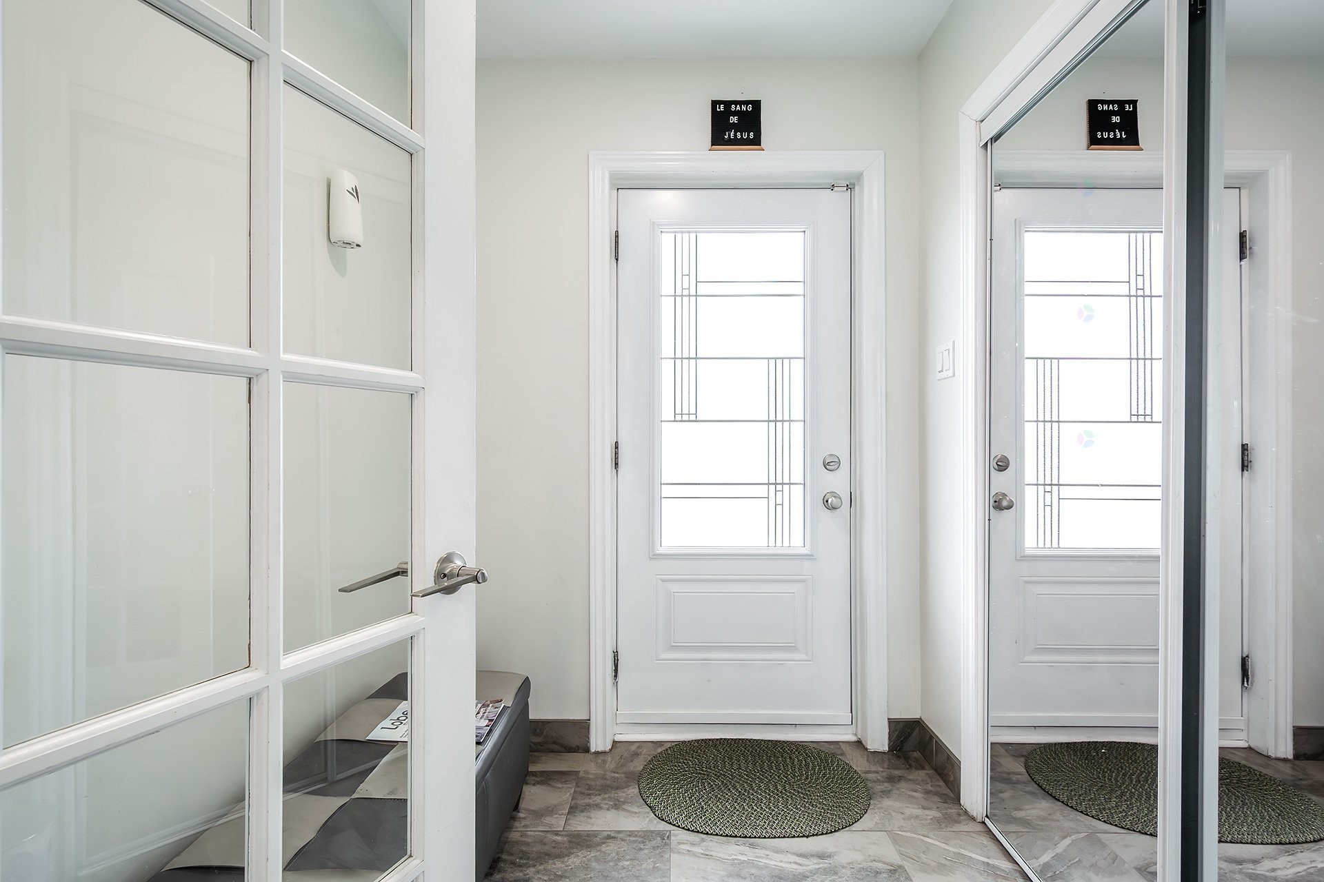 Mud Room - 7731 Boul. Perras, Montréal (Rivière-Des-Prairies/Pointe-Aux-Trembles), QC
