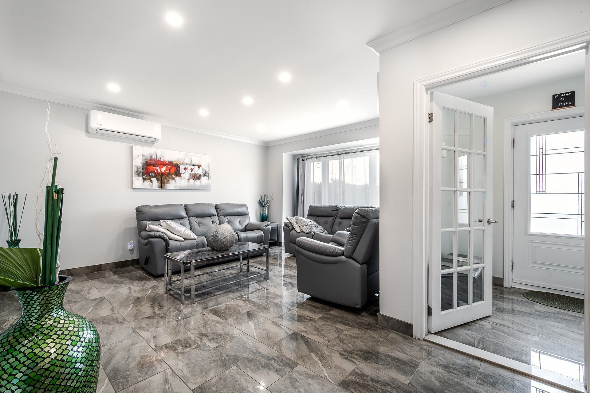 Living Room - 7731 Boul. Perras, Montréal (Rivière-Des-Prairies/Pointe-Aux-Trembles), QC