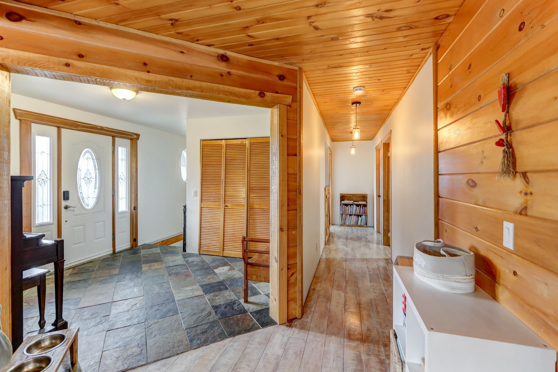 Mud Room - 2120Z Ch. Du Golf, Sainte-Lucie-Des-Laurentides, QC