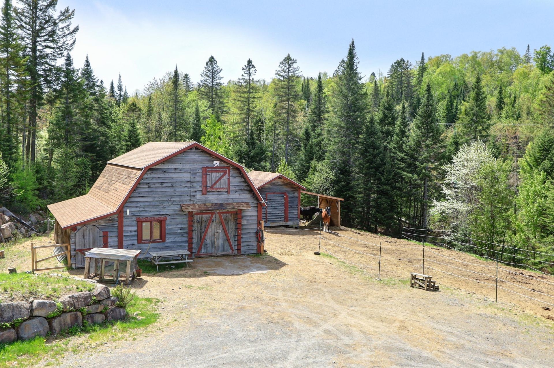 Stable - 2120Z Ch. Du Golf, Sainte-Lucie-Des-Laurentides, QC