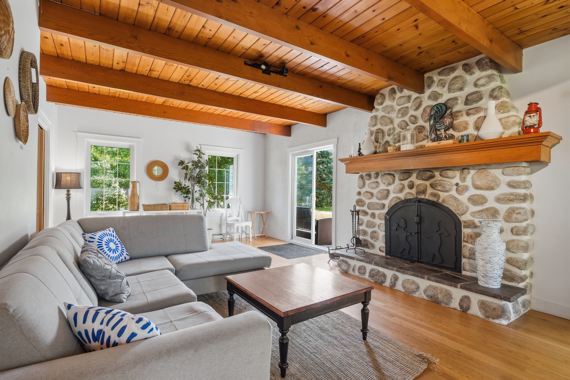 Living Room - 1906 Route Des Tulipes, La Conception, QC
