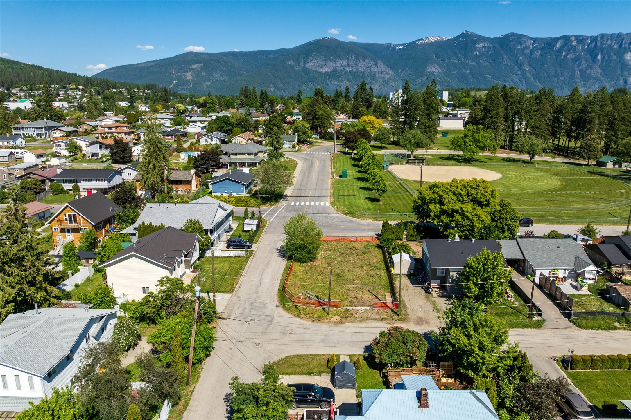 520 8Th Avenue, Creston, BC
