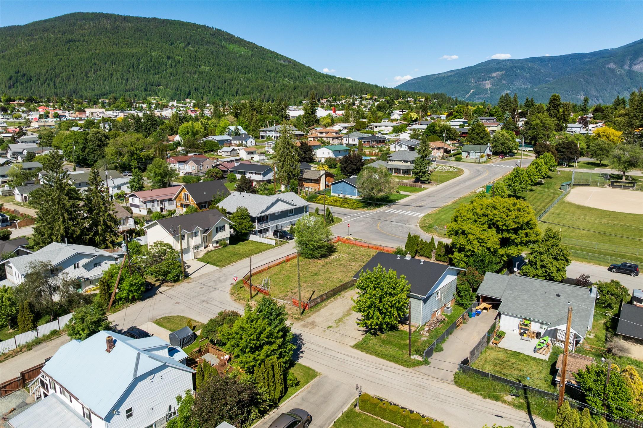 520 8Th Avenue, Creston, BC