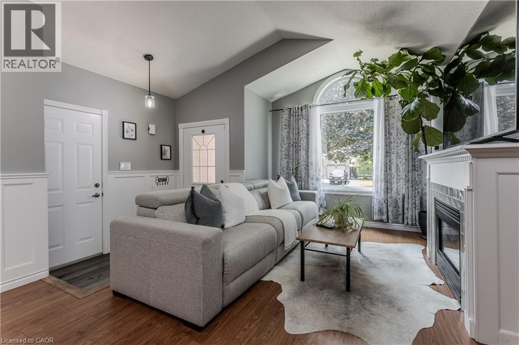 23 Annapolis Way, Hamilton, ON - Indoor Photo Showing Living Room With Fireplace