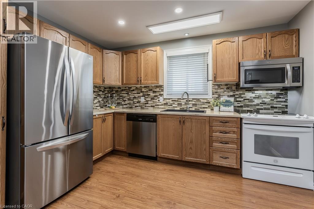 23 Annapolis Way, Hamilton, ON - Indoor Photo Showing Kitchen With Stainless Steel Kitchen