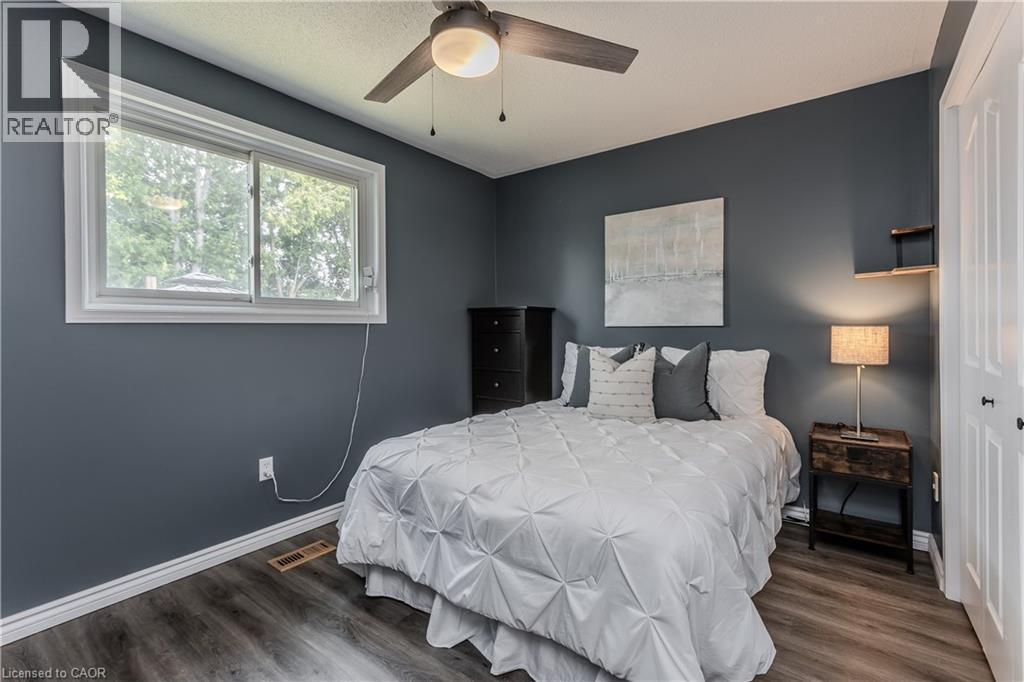 23 Annapolis Way, Hamilton, ON - Indoor Photo Showing Bedroom