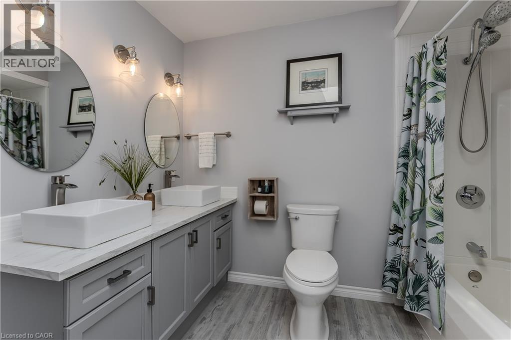 23 Annapolis Way, Hamilton, ON - Indoor Photo Showing Bathroom