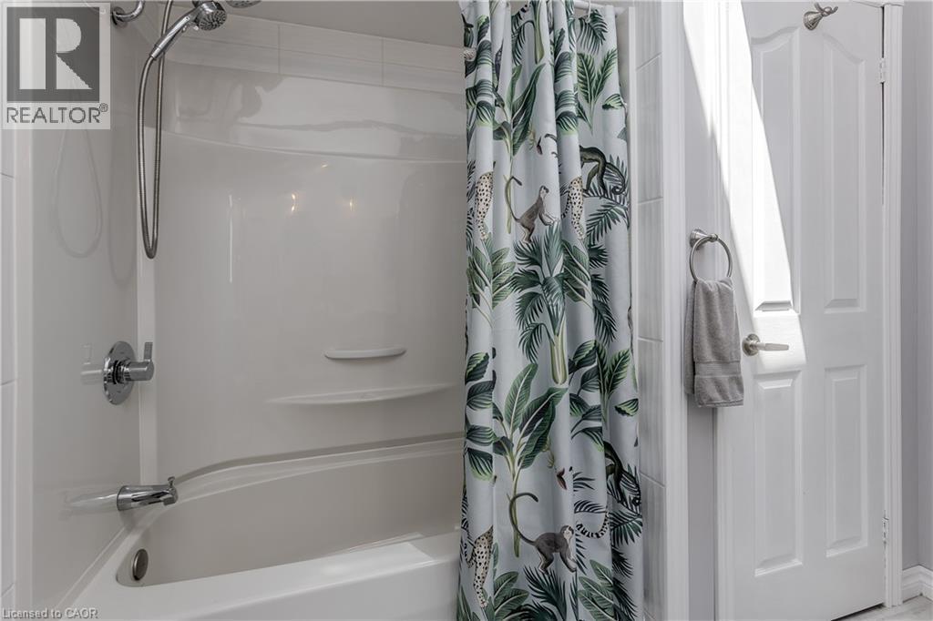 23 Annapolis Way, Hamilton, ON - Indoor Photo Showing Bathroom