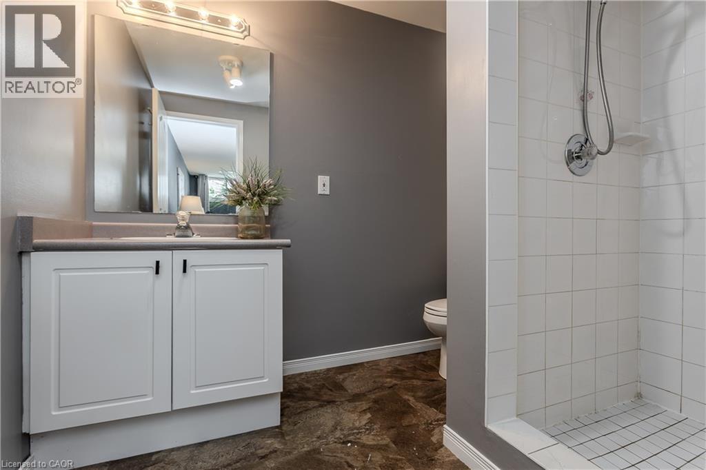 23 Annapolis Way, Hamilton, ON - Indoor Photo Showing Bathroom