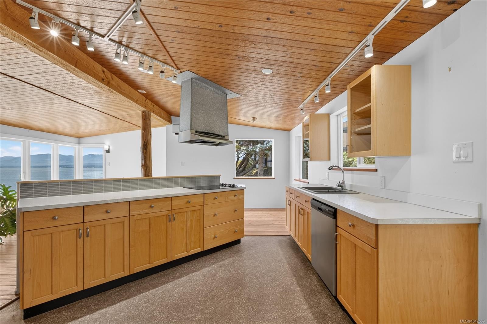 343 Lazo Rd, Comox, BC