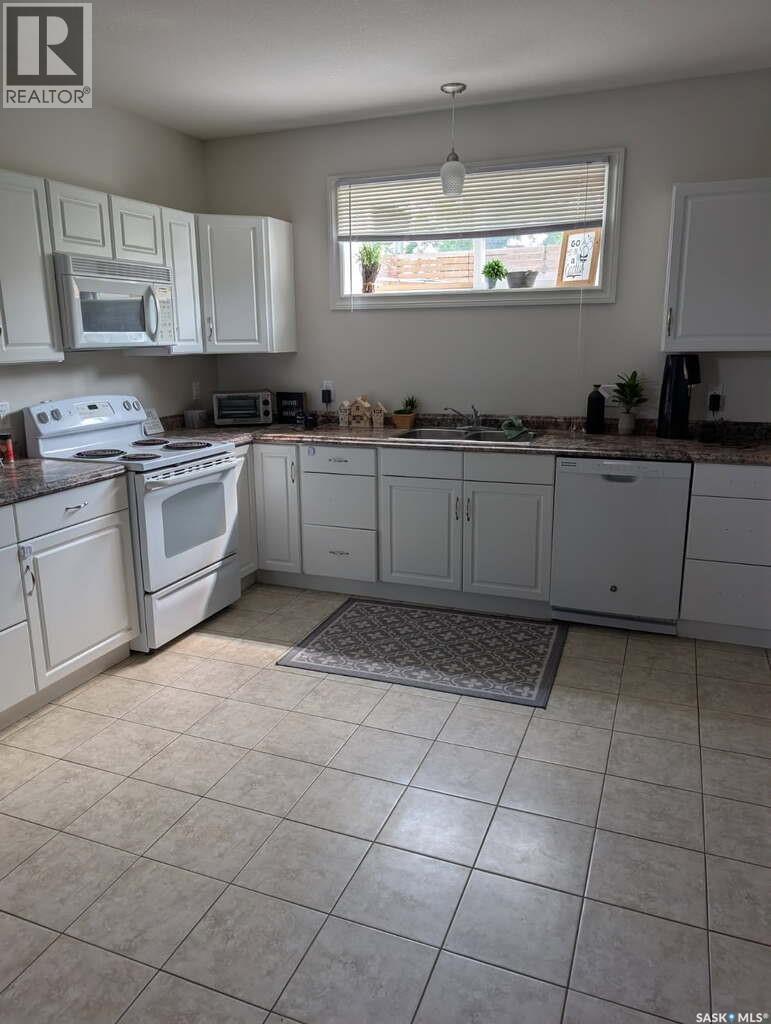 344 Young Street, Macoun, SK - Indoor Photo Showing Kitchen
