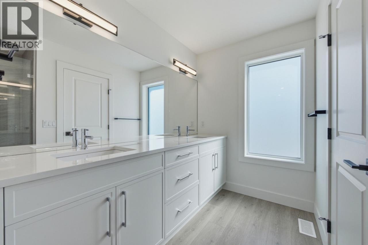 377 Arrowleaf Rise, Coldstream, BC - Indoor Photo Showing Bathroom
