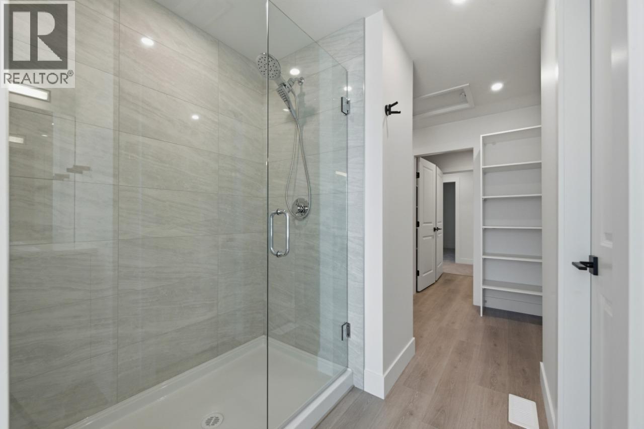 377 Arrowleaf Rise, Coldstream, BC - Indoor Photo Showing Bathroom