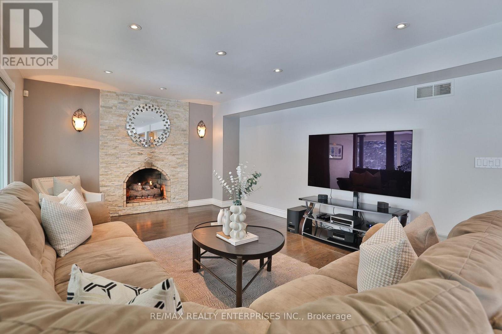 208 Mineola Road W, Mississauga, ON