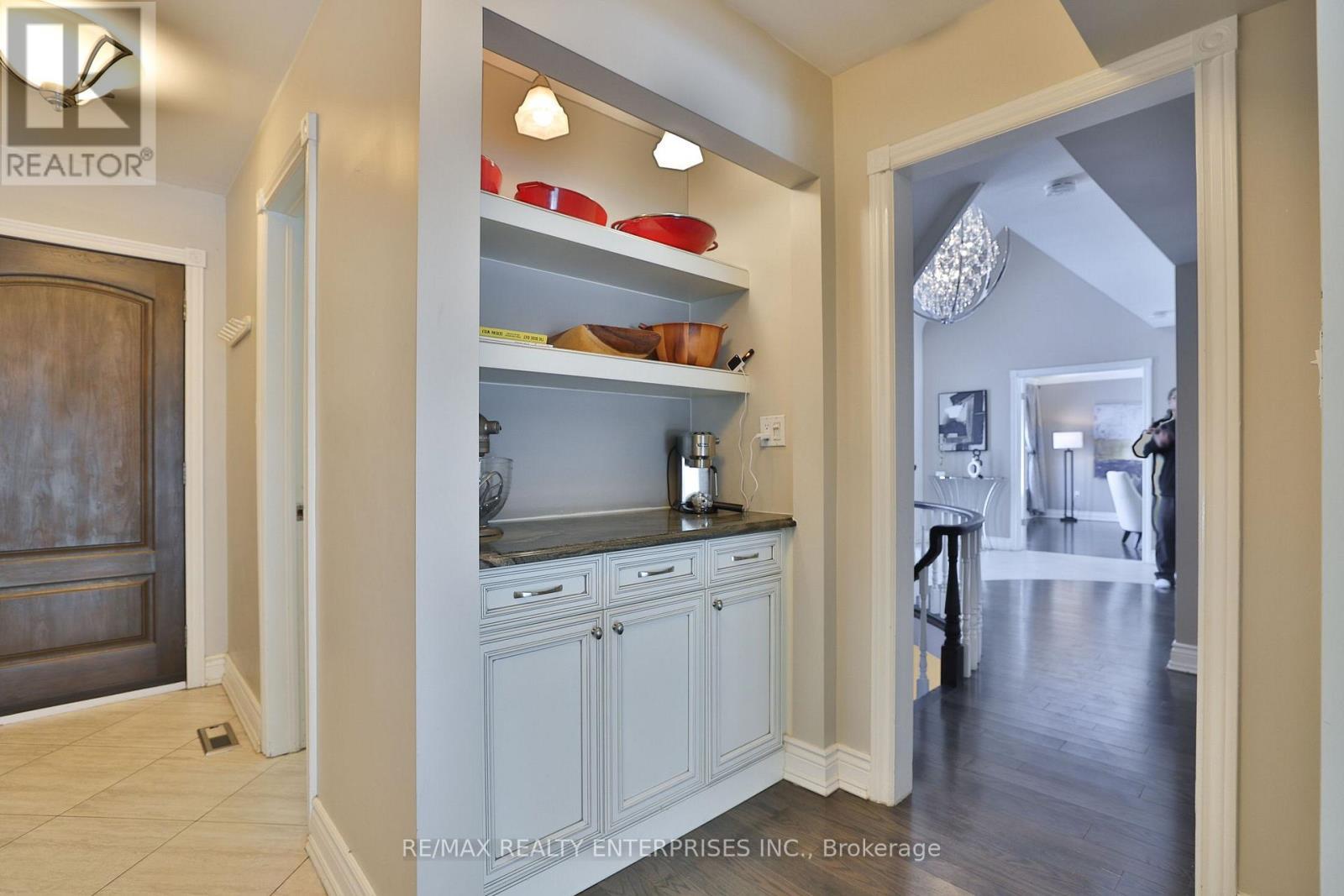 208 Mineola Road W, Mississauga, ON