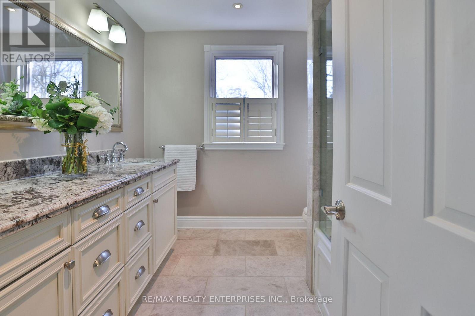 208 Mineola Road W, Mississauga, ON