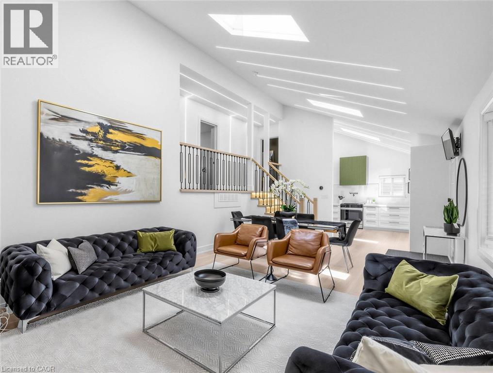 Vaulted ceiling with multiple skylights - 13 Swanhurst Boulevard, Mississauga, ON - Indoor Photo Showing Living Room