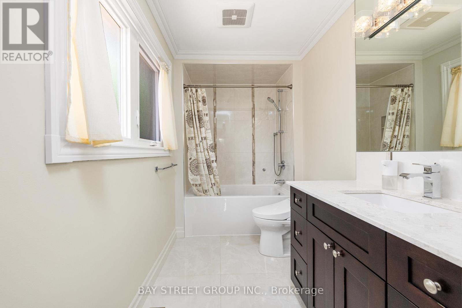 Master Bedroom Ensuite Bathroom - 3134 Orleans Road, Mississauga, ON