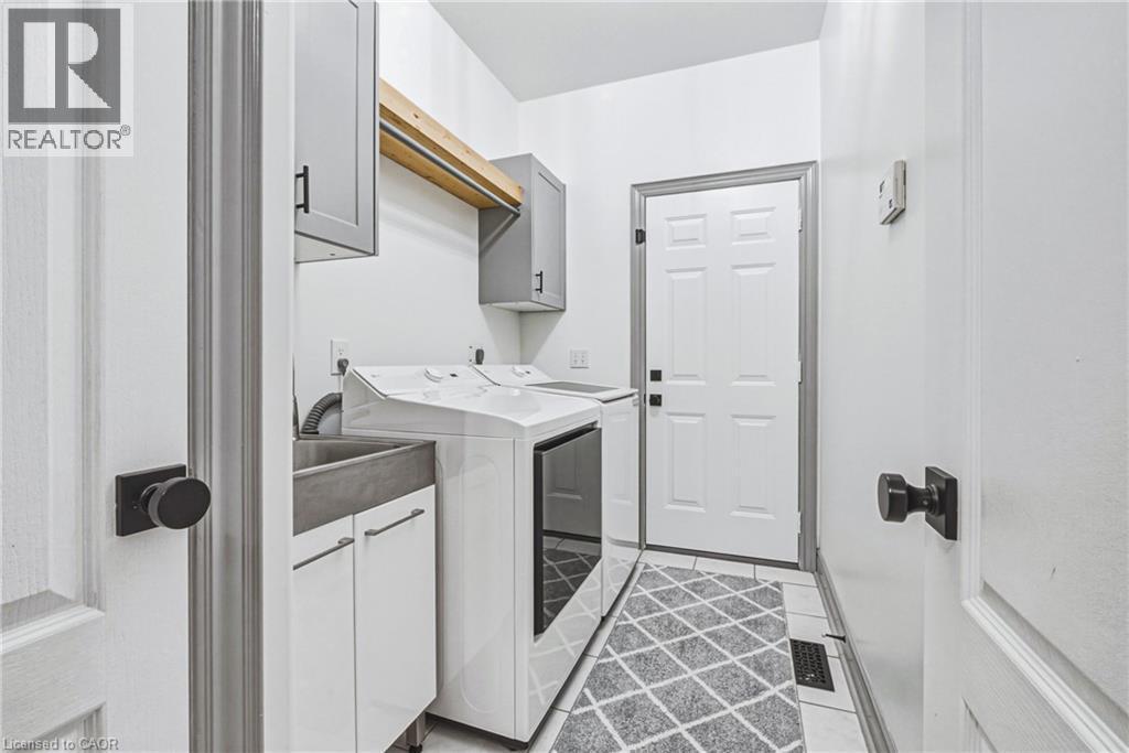 32 Kopperfield Lane, Mount Hope, ON - Indoor Photo Showing Laundry Room