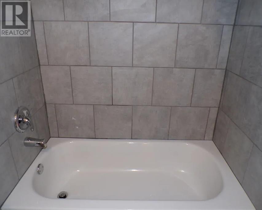 9 Central Ave, Elliot Lake, ON