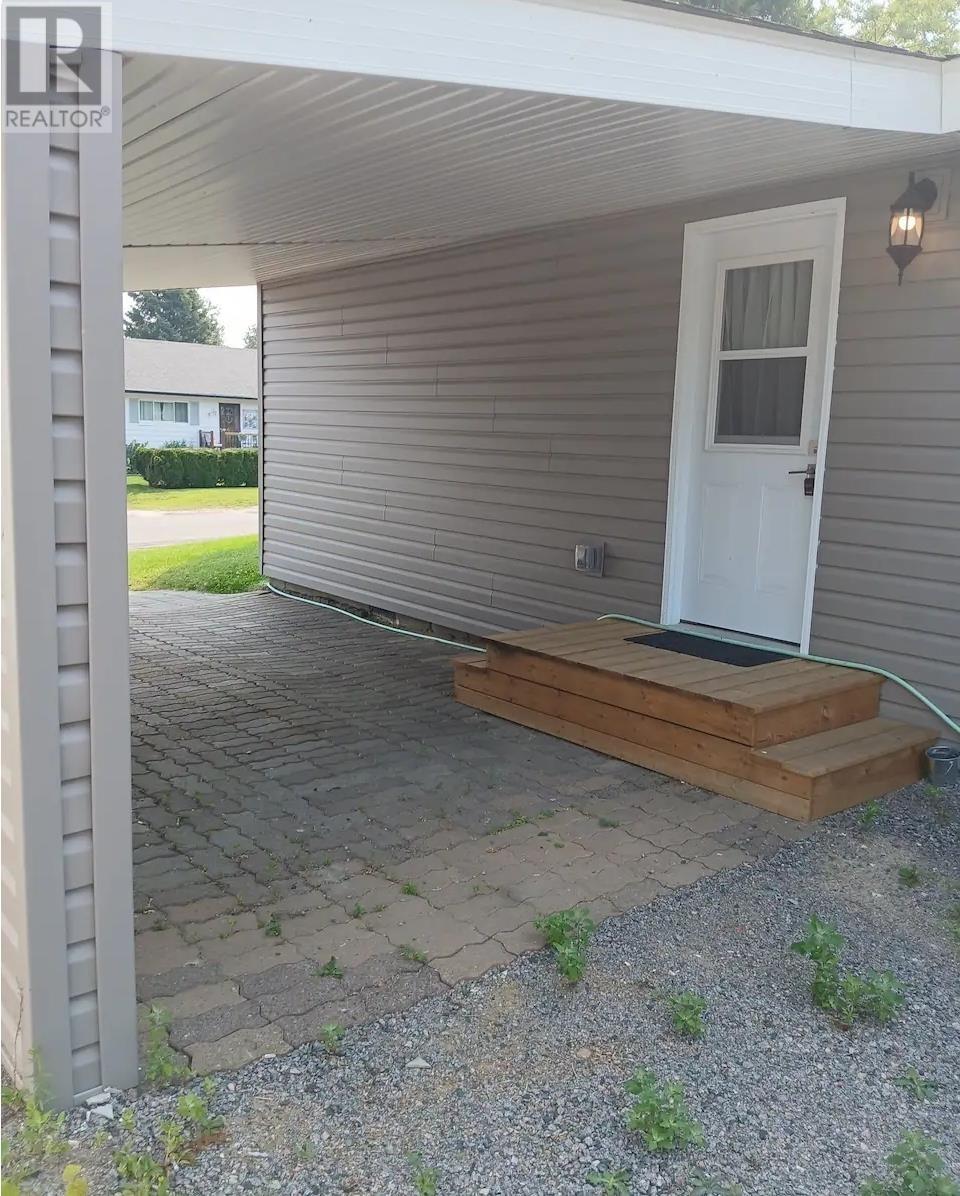9 Central Ave, Elliot Lake, ON