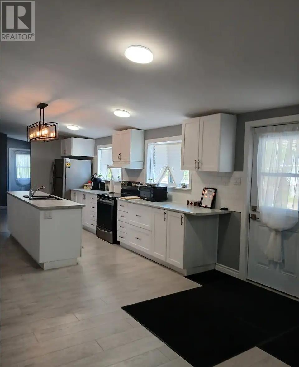 9 Central Ave, Elliot Lake, ON
