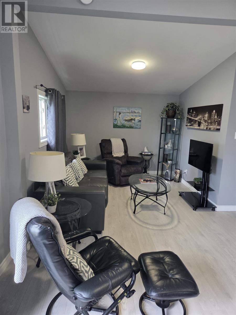 9 Central Ave, Elliot Lake, ON