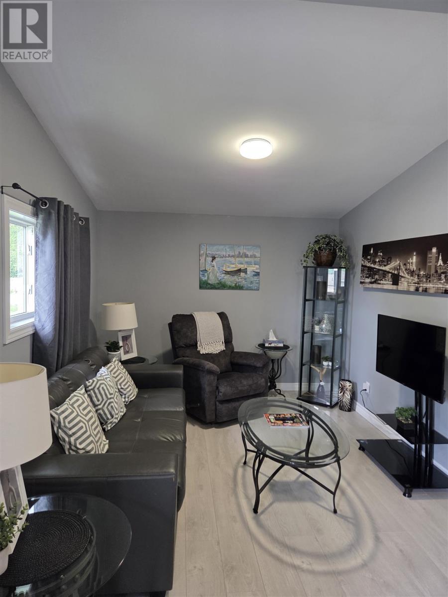 9 Central Ave, Elliot Lake, ON