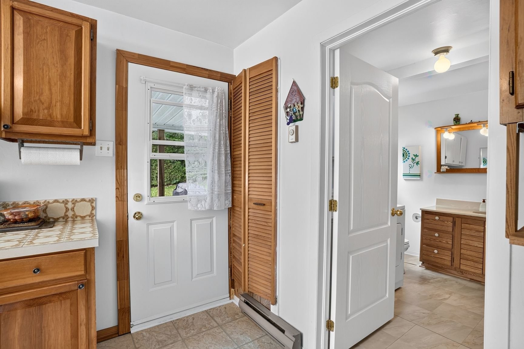 Entry - 6 61E Avenue, Saint-Hippolyte, QC