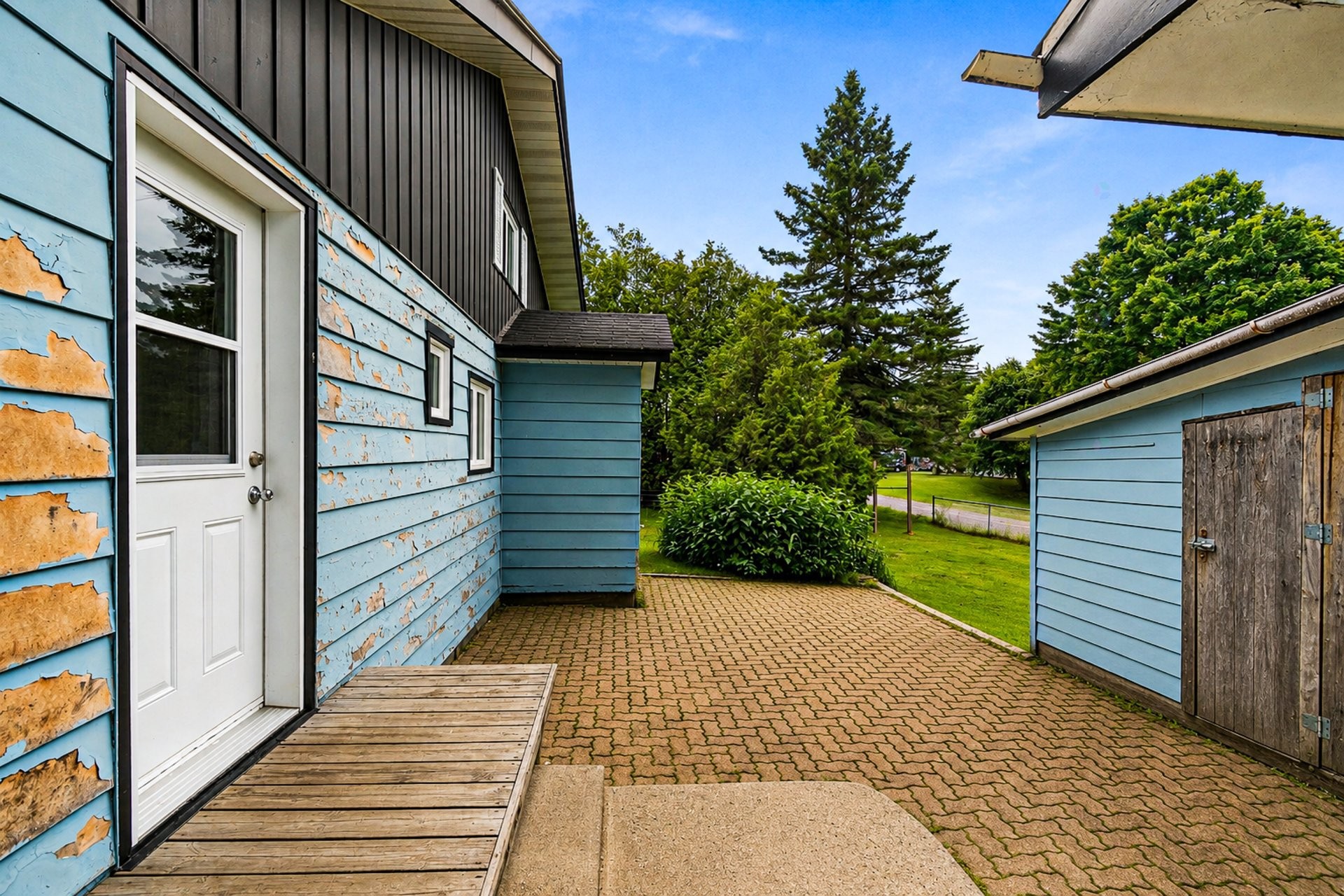 Courtyard - 135 Rue Du Cap, Saint-Colomban, QC