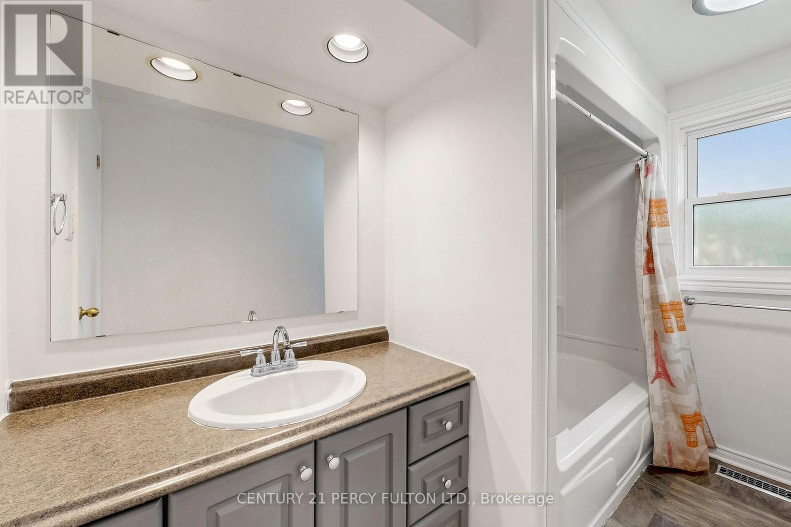 10 Devins Drive, Aurora, ON