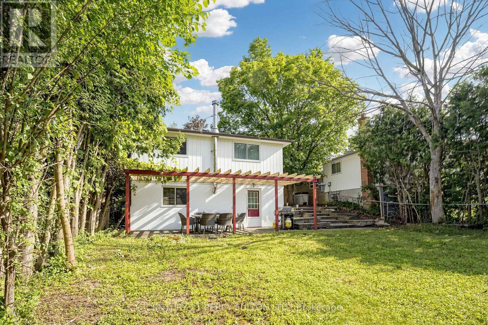10 Devins Drive, Aurora, ON