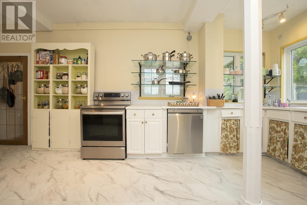 124 Upton Rd, Sault Ste. Marie, ON - Indoor Photo Showing Kitchen