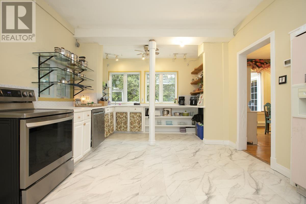 124 Upton Rd, Sault Ste. Marie, ON - Indoor Photo Showing Kitchen