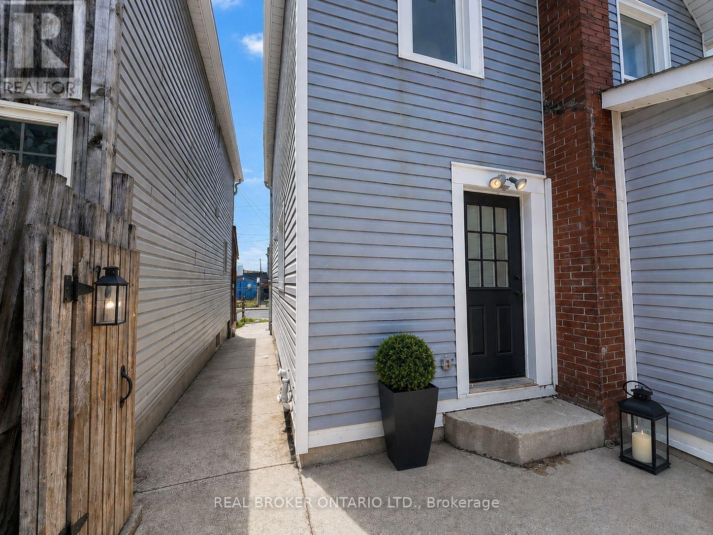 5 Rowanwood Street, Hamilton, ON