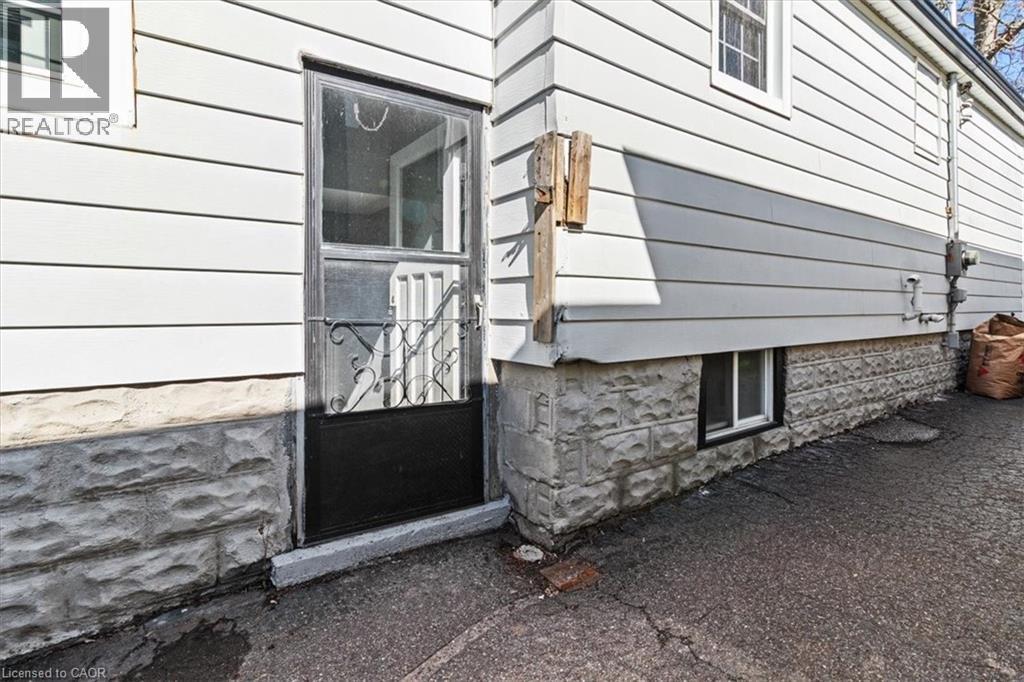 Separate side entrance to basement unit - 29 Wexford Avenue N, Hamilton, ON - Outdoor With Exterior