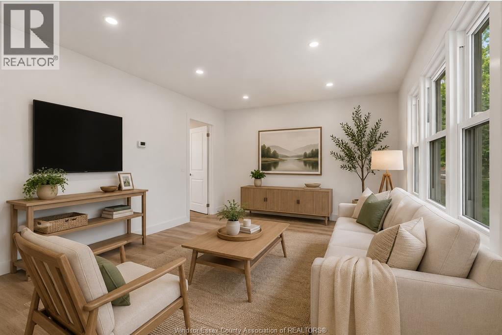 2123 Secord, Windsor, ON - Indoor Photo Showing Living Room