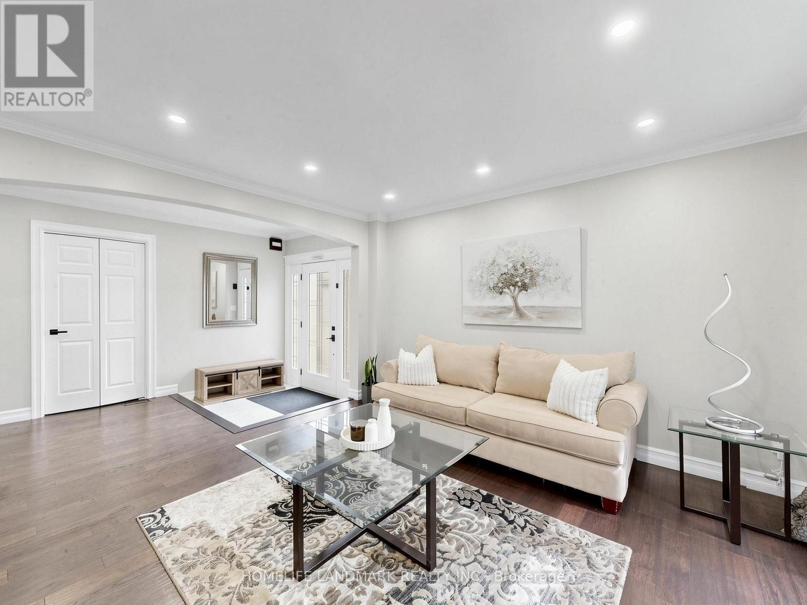 1209 Gloucester Square, Pickering, ON