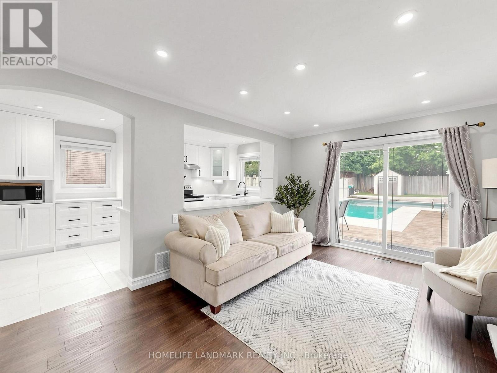 1209 Gloucester Square, Pickering, ON