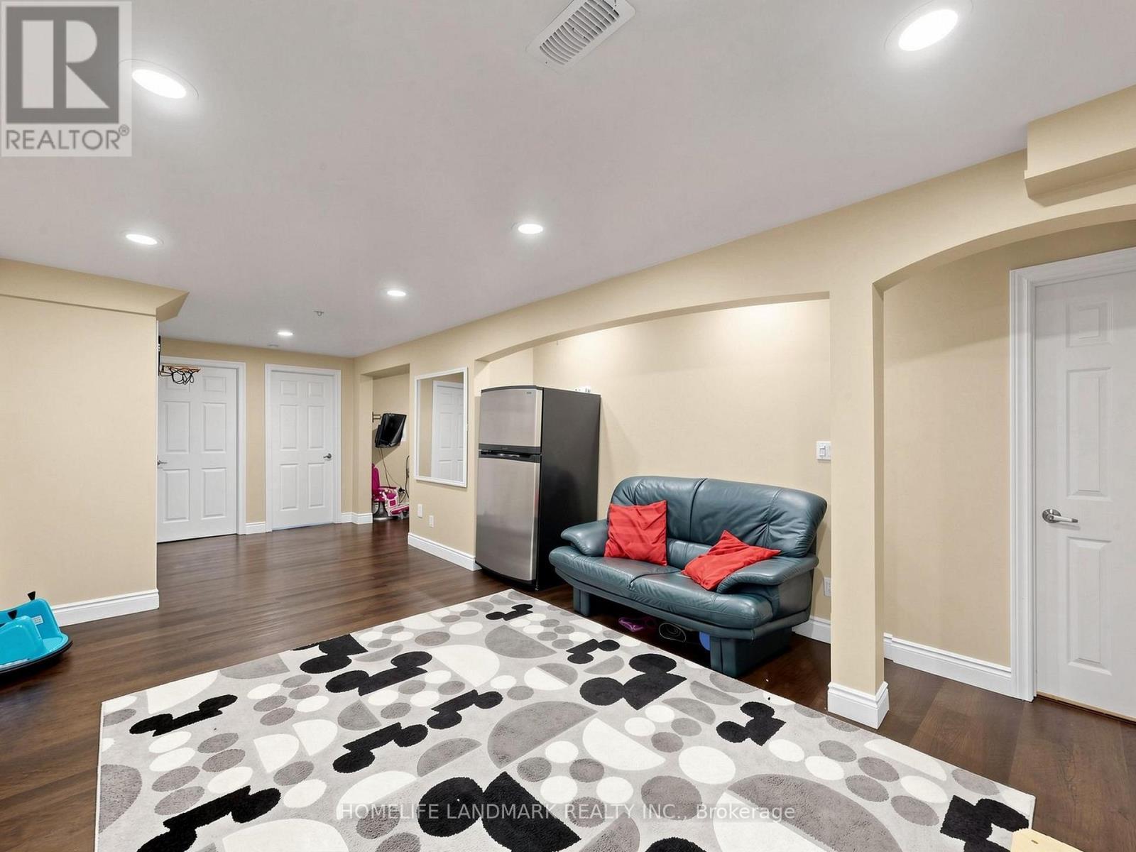 1209 Gloucester Square, Pickering, ON
