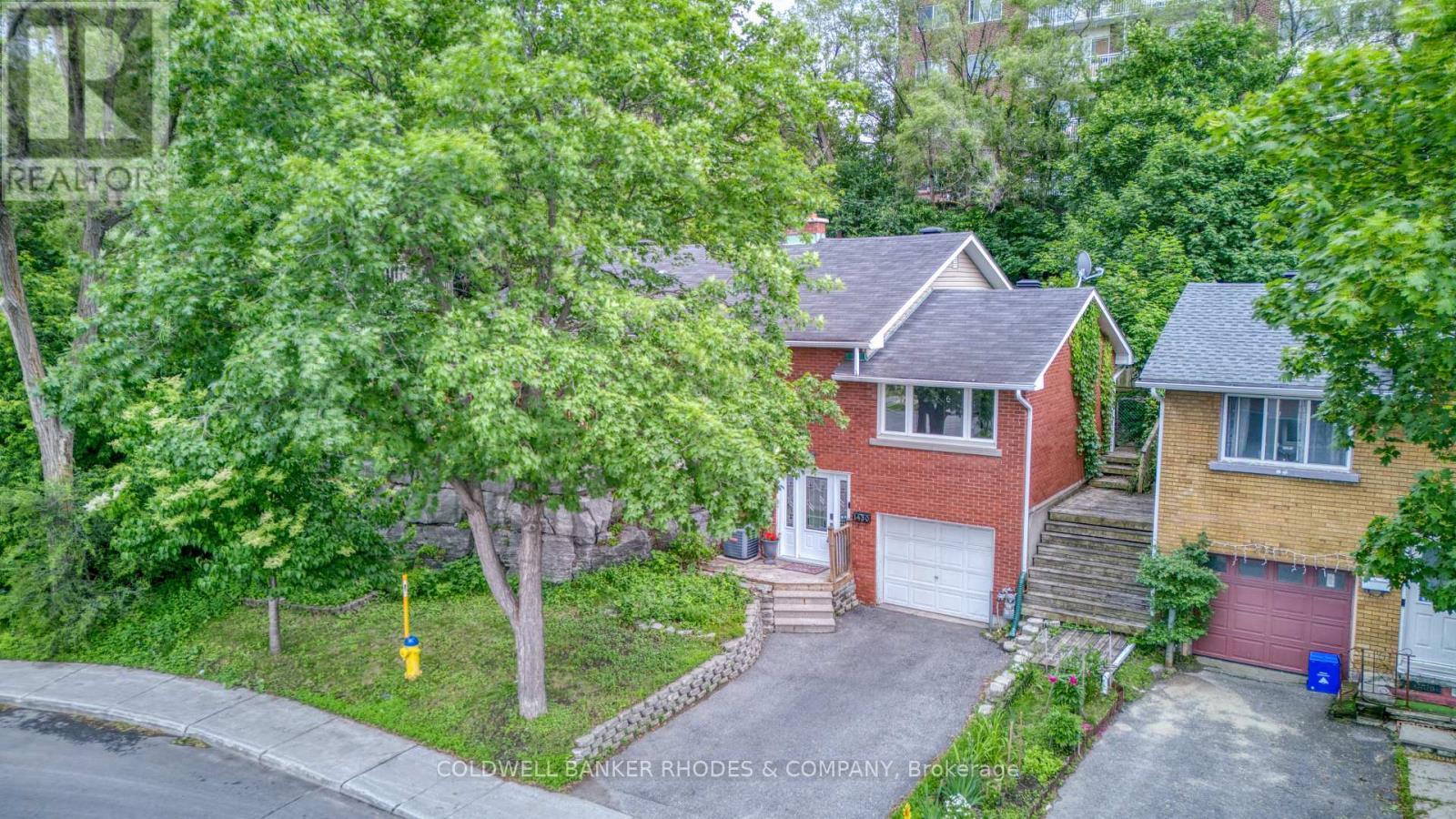 Private treed corner lot. - 1430 Edgecliffe Avenue, Ottawa, ON