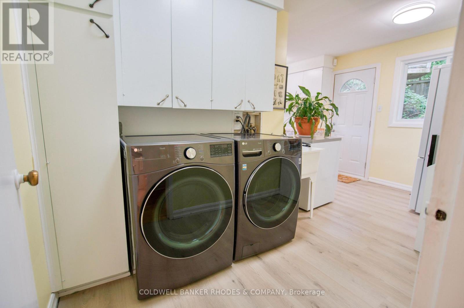 Laundry room attached to kitchen - 1430 Edgecliffe Avenue, Ottawa, ON