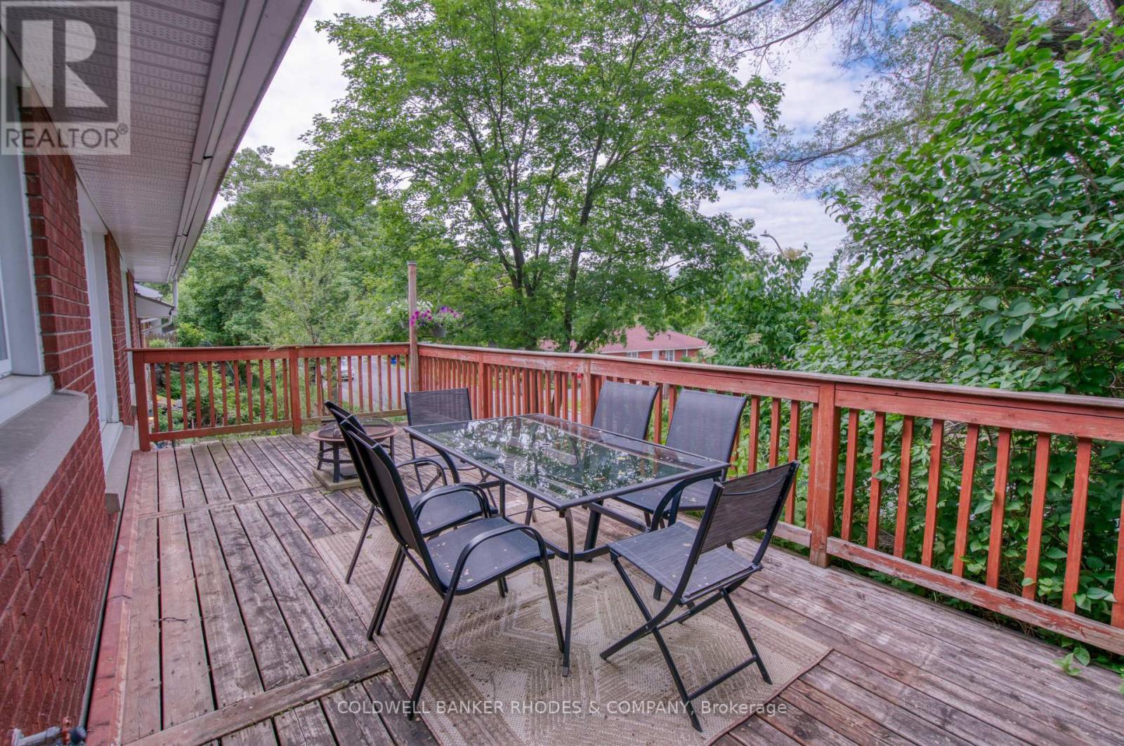Oversized deck off of the kitchen - 1430 Edgecliffe Avenue, Ottawa, ON